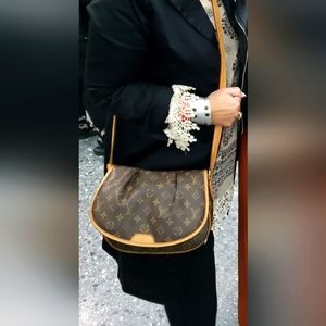 Louis Vuitton menilmontant crossbody
